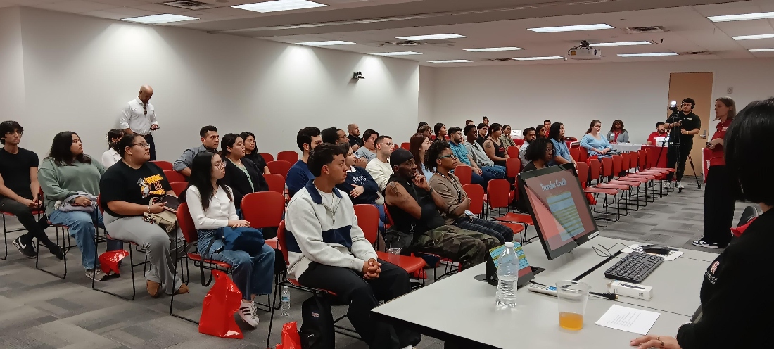 Students and officials at HCC Career & Transfer Services UH Preview Day